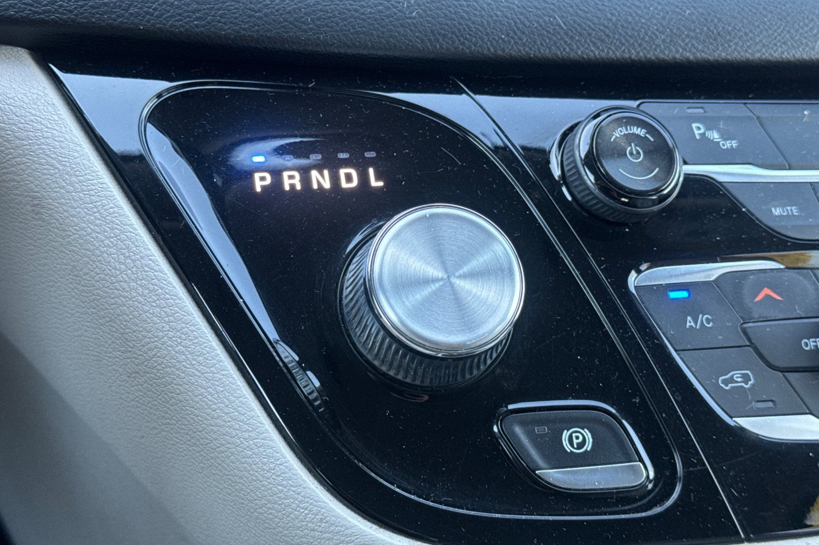 Used 2018 Chrysler Pacifica Touring-L FWD image 33