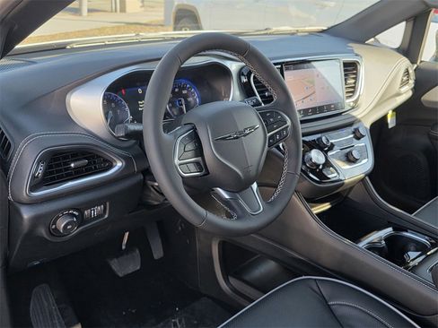 New 2026 Chrysler Pacifica Limited image 7