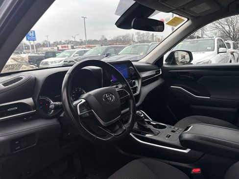 Used 2023 Toyota Highlander LE image 15