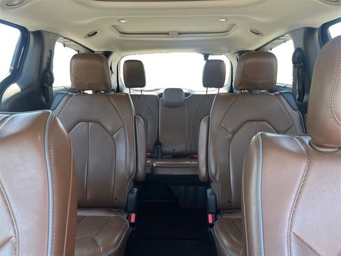 Used 2018 Chrysler Pacifica Limited FWD image 15