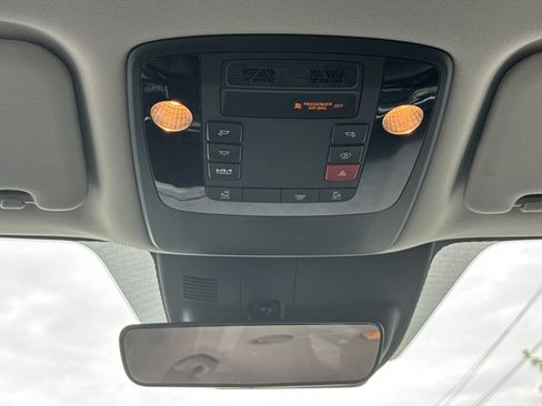 Used 2025 Kia Carnival FWD image 11
