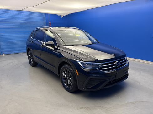 Certified 2023 Volkswagen Tiguan SE FWD image 2