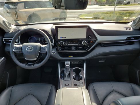 Used 2024 Toyota Highlander Limited image 18