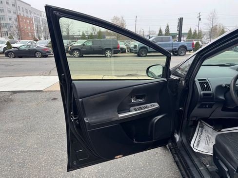 Used 2017 Toyota Prius V Three FWD image 17