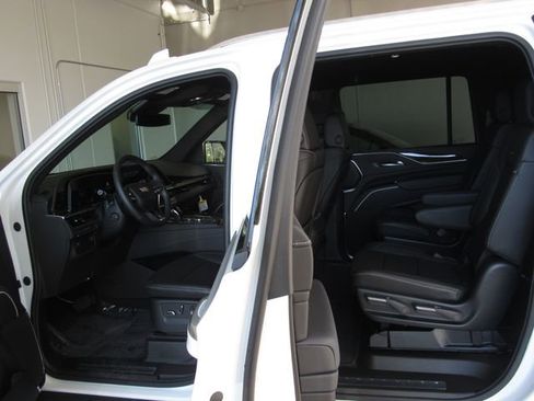 Used 2024 Cadillac Escalade ESV Luxury AWD/4WD image 13
