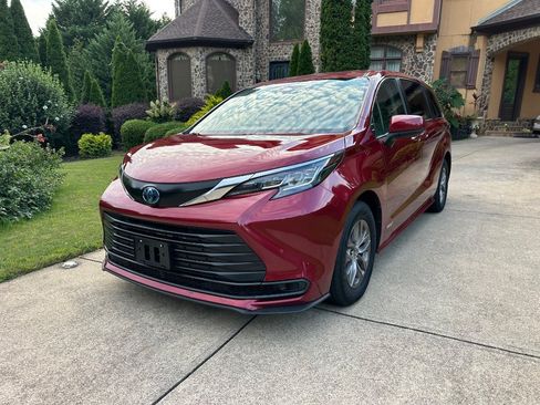 Used 2021 Toyota Sienna LE FWD image 4