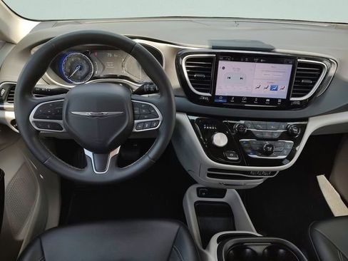 Used 2024 Chrysler Pacifica Touring-L FWD image 35