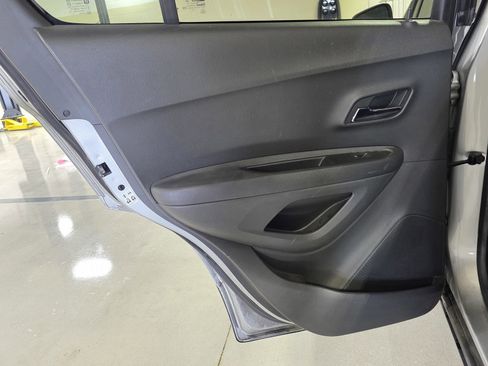 Used 2019 Chevrolet Trax LT w/ LT Convenience Package image 9