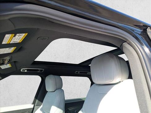 Used 2025 Land Rover Range Rover Sport SE image 16