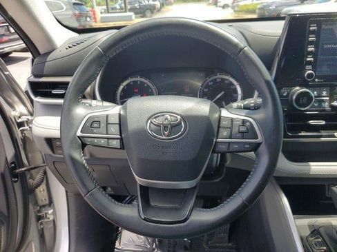 Used 2022 Toyota Highlander XLE FWD image 21