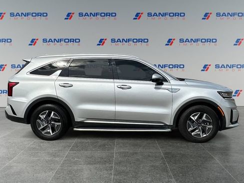 Used 2022 Kia Sorento EX w/ Panoramic Sunroof Package FWD image 6