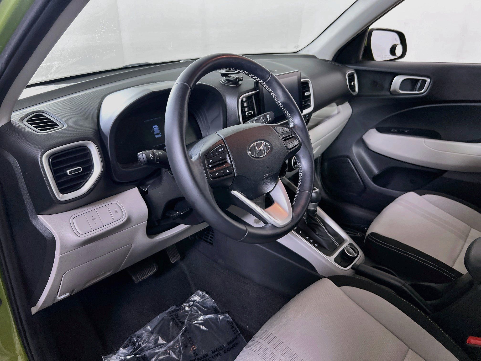Used 2023 Hyundai Venue SEL FWD image 9