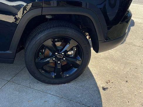 New 2025 Jeep Grand Cherokee Altitude image 11