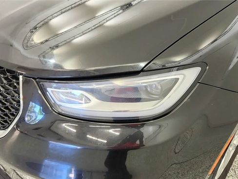 Used 2023 Chrysler Pacifica Touring-L FWD image 14