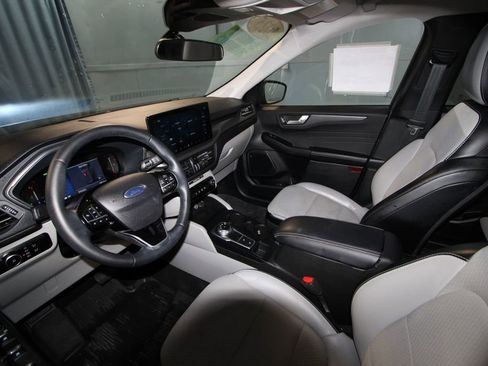 Used 2025 Ford Escape SE image 2