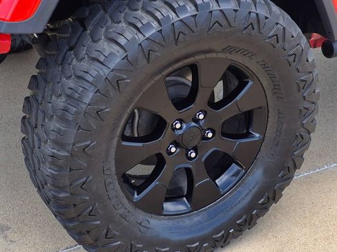 Used 2018 Jeep Wrangler Unlimited Sahara AWD/4WD image 7