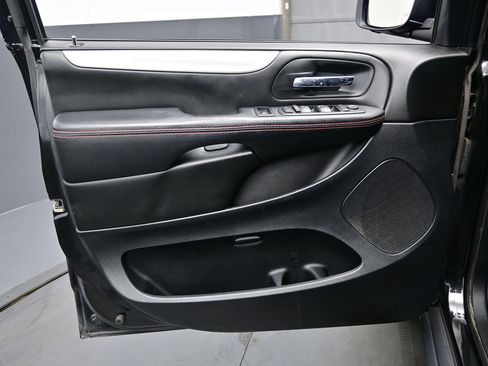 Used 2017 Dodge Grand Caravan GT FWD image 9