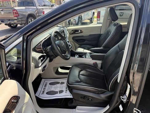 Used 2023 Chrysler Pacifica Limited FWD image 5