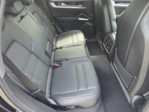 Used 2024 Porsche Cayenne AWD/4WD image 5