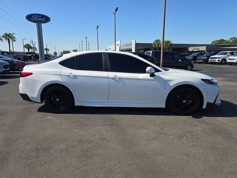 Used 2025 Toyota Camry SE w/ Convenience Package image 3