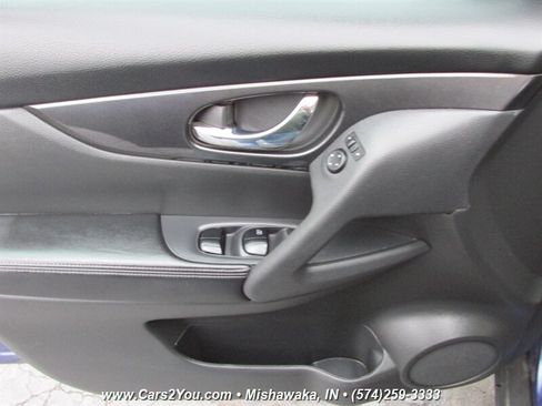 Used 2017 Nissan Rogue SV AWD/4WD image 7