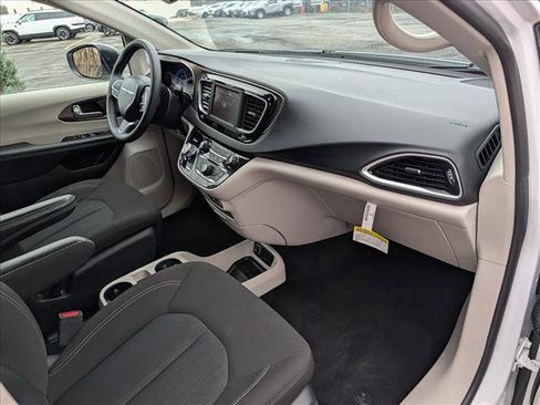 Used 2024 Chrysler Voyager LX image 13