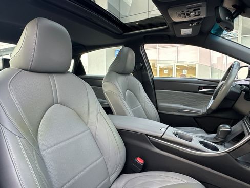 Used 2022 Toyota Avalon Limited image 32