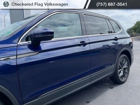 Used 2023 Volkswagen Tiguan SE w/ Panoramic Sunroof Package FWD image 3