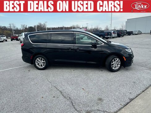 Used 2024 Chrysler Pacifica Touring-L FWD image 2