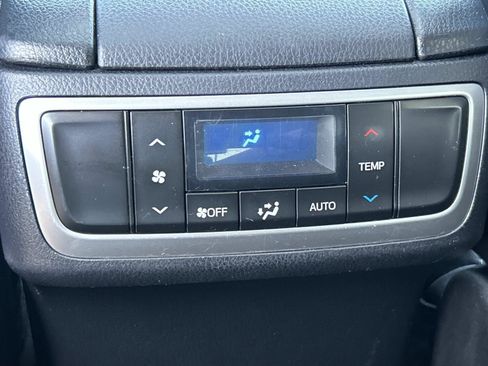 Used 2017 Toyota Highlander SE AWD/4WD image 16