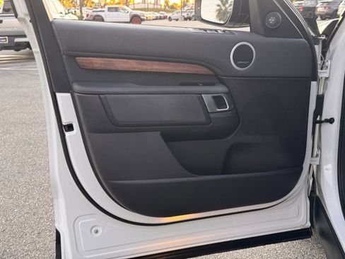 Used 2018 Land Rover Discovery SE image 16