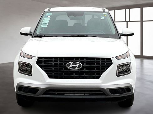 Certified 2025 Hyundai Venue SE image 2