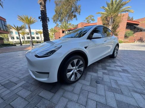 Used 2024 Tesla Model Y Long Range AWD/4WD image 3