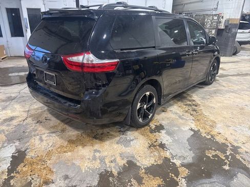 Used 2018 Toyota Sienna XLE image 3
