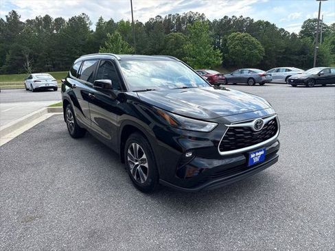 Used 2024 Toyota Highlander XLE AWD/4WD image 3