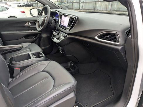 Used 2025 Chrysler Pacifica Select image 31