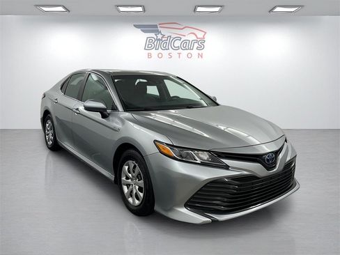 Used 2018 Toyota Camry LE image 3