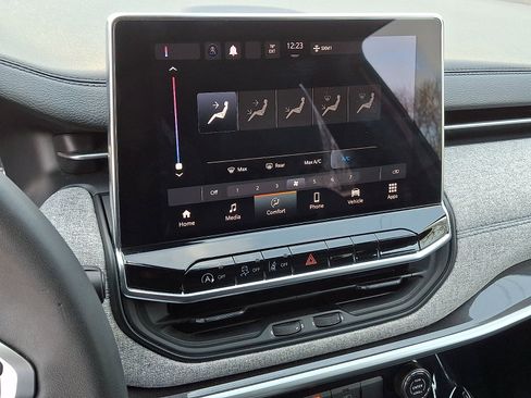 Used 2024 Jeep Compass Latitude image 16