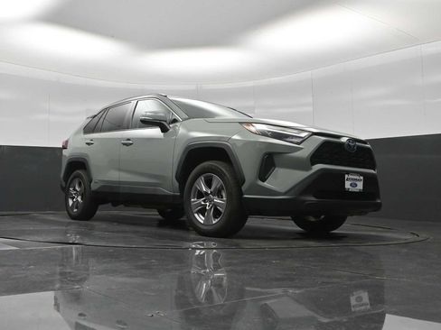 Used 2022 Toyota RAV4 XLE w/ XLE Grade Weather Package AWD/4WD image 50