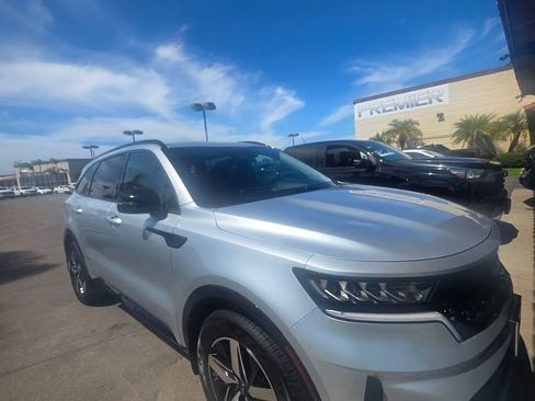 Used 2022 Kia Sorento S FWD image 3