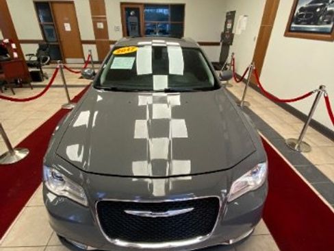 Used 2017 Chrysler 300 Limited w/ Value Package image 7