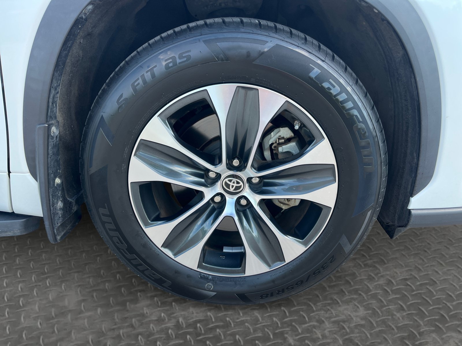 Used 2024 Toyota Highlander XLE FWD image 17