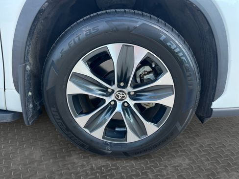 Used 2024 Toyota Highlander XLE FWD image 17