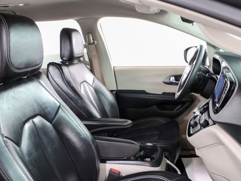 Used 2023 Chrysler Pacifica Touring-L FWD image 27