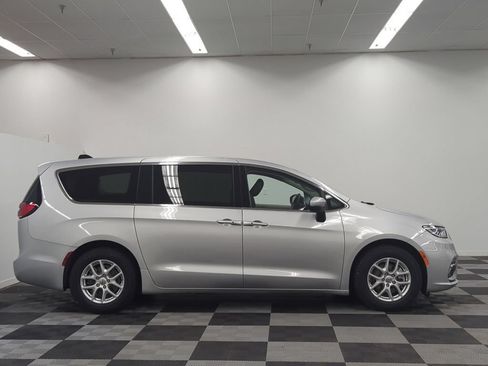 Used 2023 Chrysler Pacifica Touring-L FWD image 8