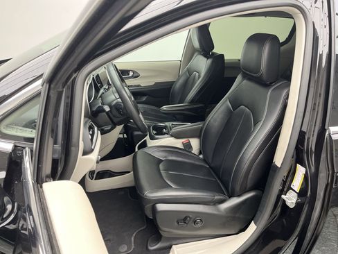 Used 2024 Chrysler Pacifica Touring-L image 9