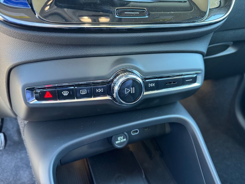 Certified 2026 Volvo XC40 B5 Plus w/ Climate Package AWD/4WD image 21