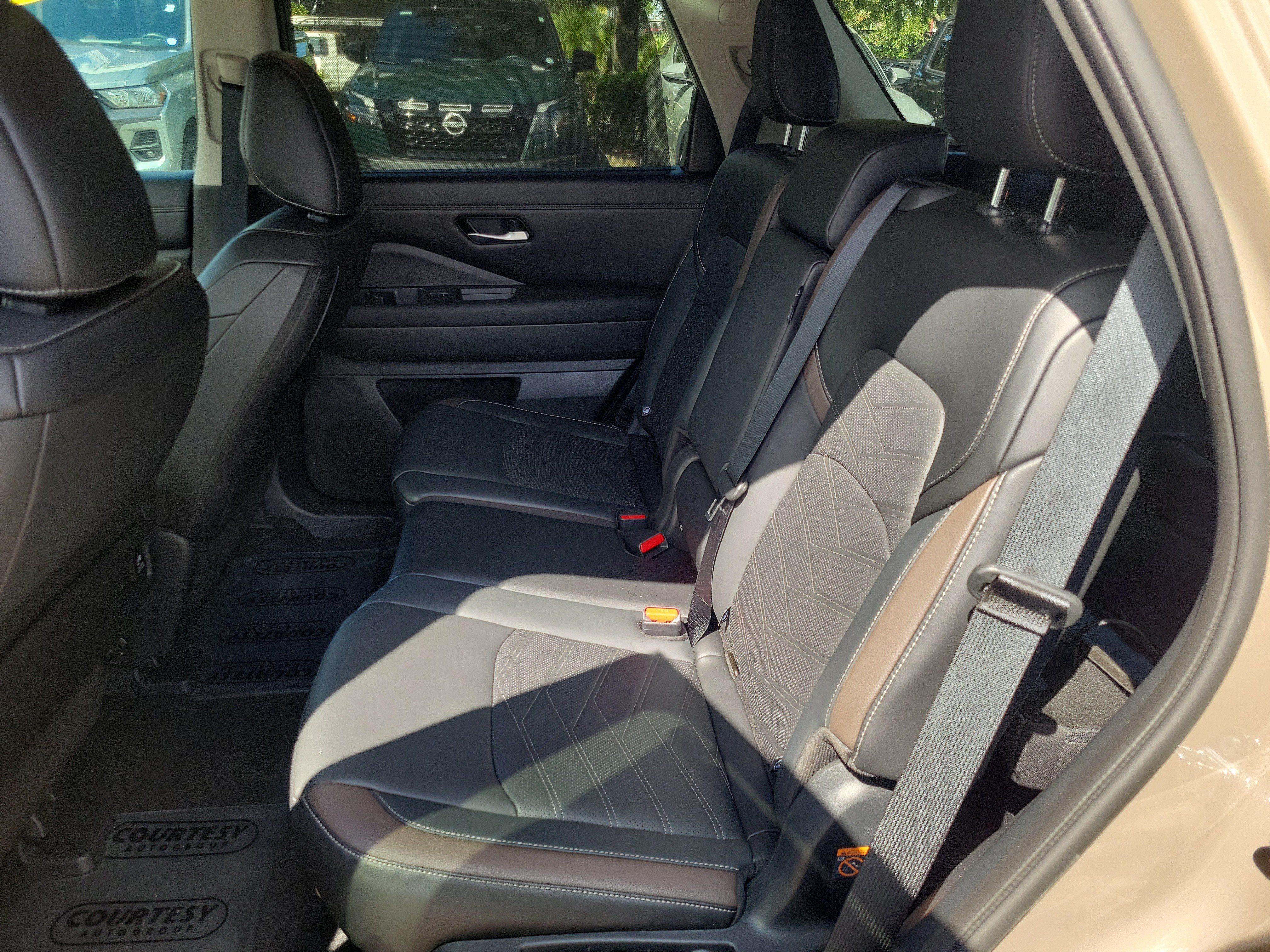 Used 2025 Nissan Pathfinder Platinum w/ Cargo Package AWD/4WD image 12