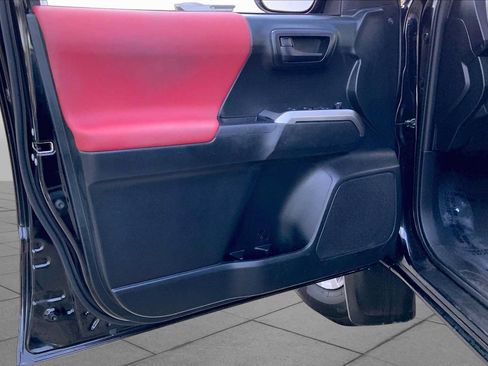 Used 2019 Toyota Tacoma SR5 AWD/4WD image 18