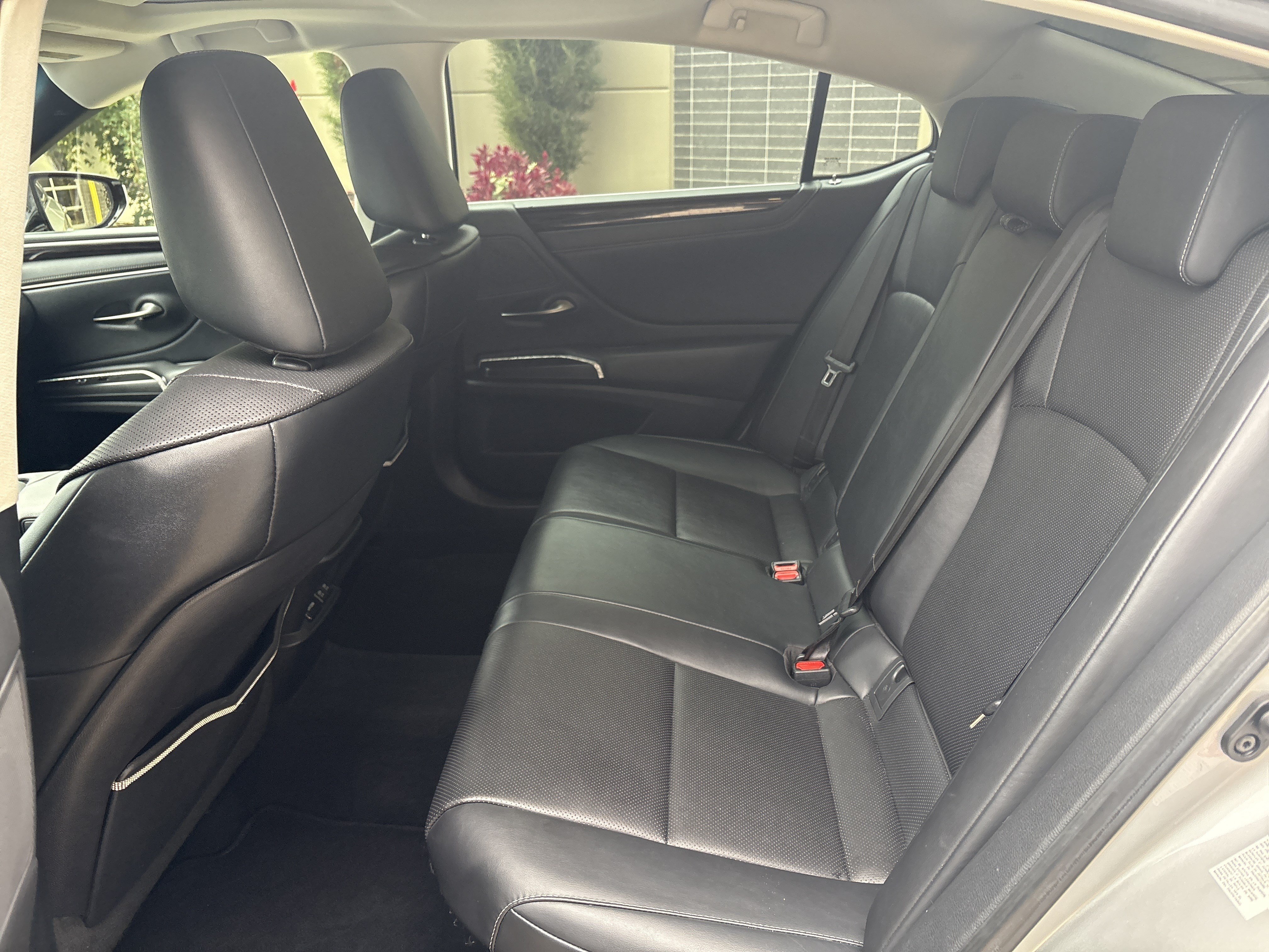 Used 2019 Lexus ES 300h w/ Premium Package FWD image 31